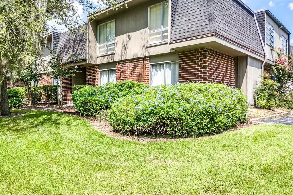 For Sale: $129,000 (2 beds, 1 baths, 853 Square Feet)
