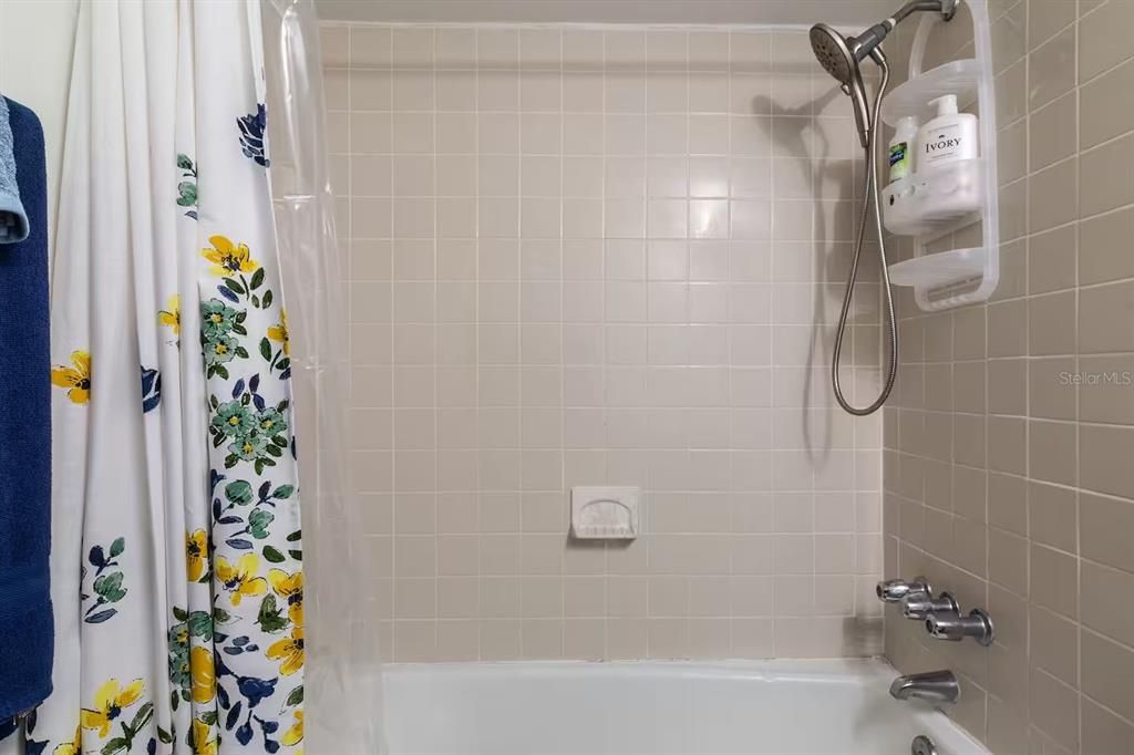 For Sale: $129,000 (2 beds, 1 baths, 853 Square Feet)