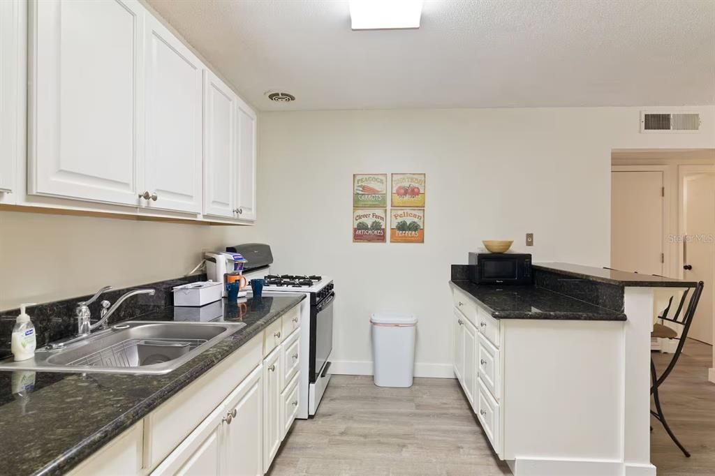 For Sale: $129,000 (2 beds, 1 baths, 853 Square Feet)