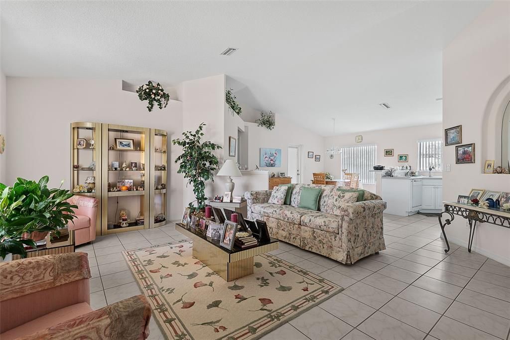 Active With Contract: $279,900 (3 beds, 2 baths, 1463 Square Feet)