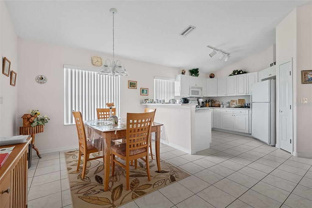 Active With Contract: $279,900 (3 beds, 2 baths, 1463 Square Feet)