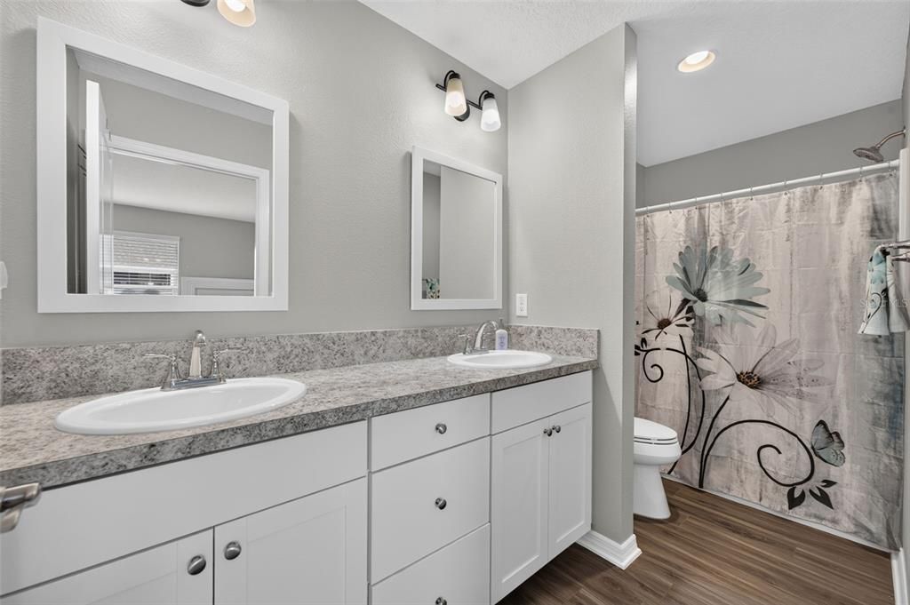 For Sale: $325,000 (3 beds, 2 baths, 1431 Square Feet)
