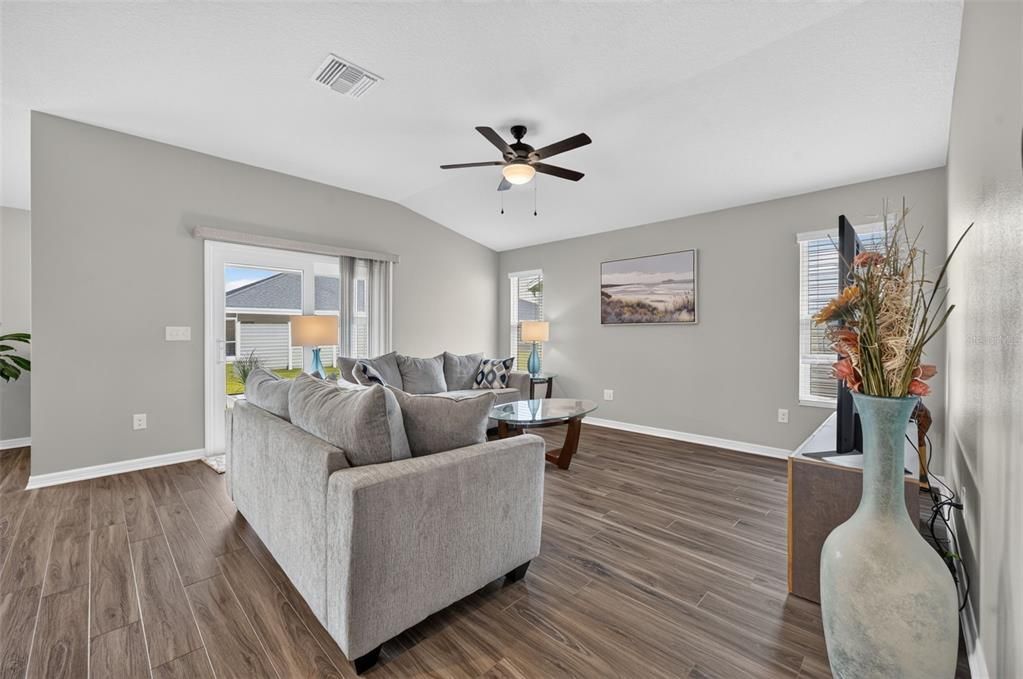 For Sale: $325,000 (3 beds, 2 baths, 1431 Square Feet)