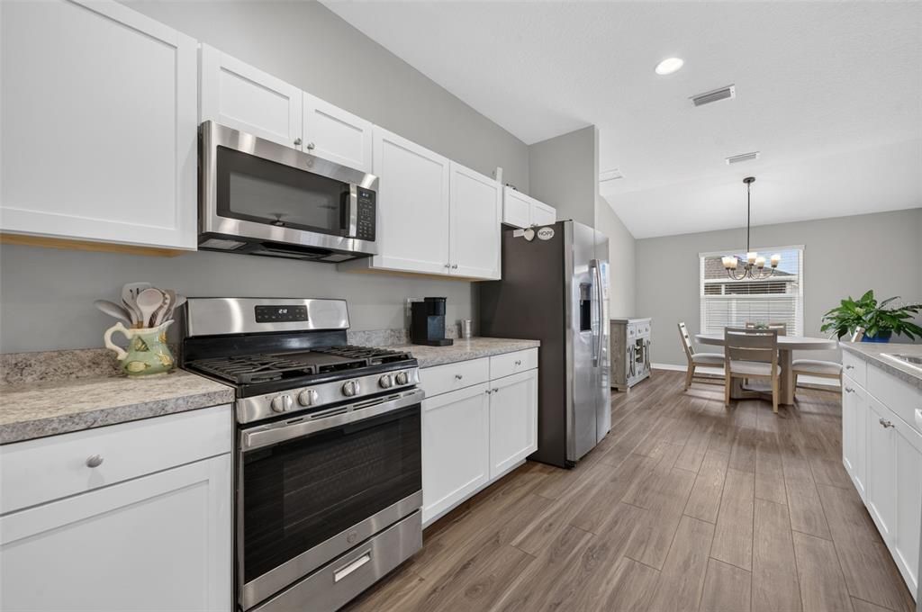 For Sale: $325,000 (3 beds, 2 baths, 1431 Square Feet)