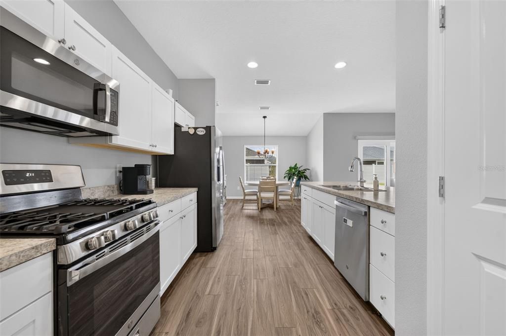 For Sale: $325,000 (3 beds, 2 baths, 1431 Square Feet)