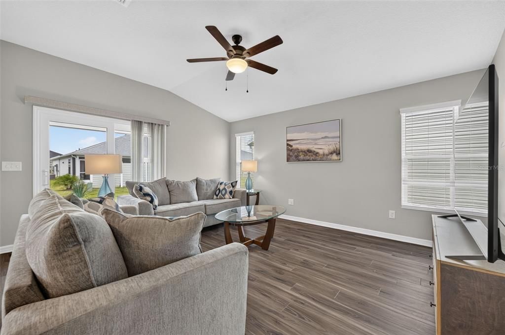 For Sale: $325,000 (3 beds, 2 baths, 1431 Square Feet)