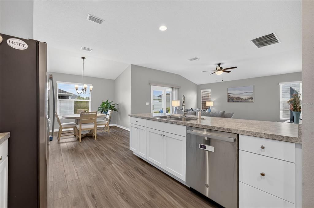 For Sale: $325,000 (3 beds, 2 baths, 1431 Square Feet)