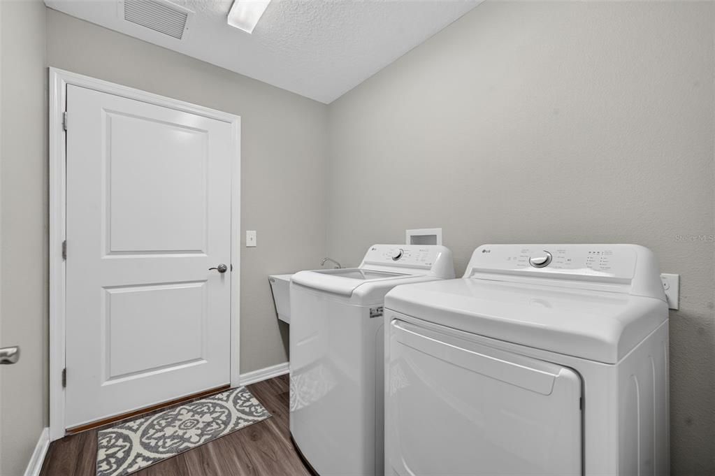 For Sale: $325,000 (3 beds, 2 baths, 1431 Square Feet)