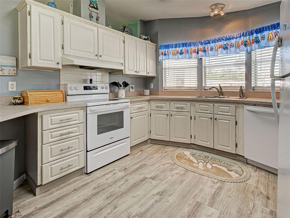 For Sale: $175,000 (2 beds, 2 baths, 1358 Square Feet)