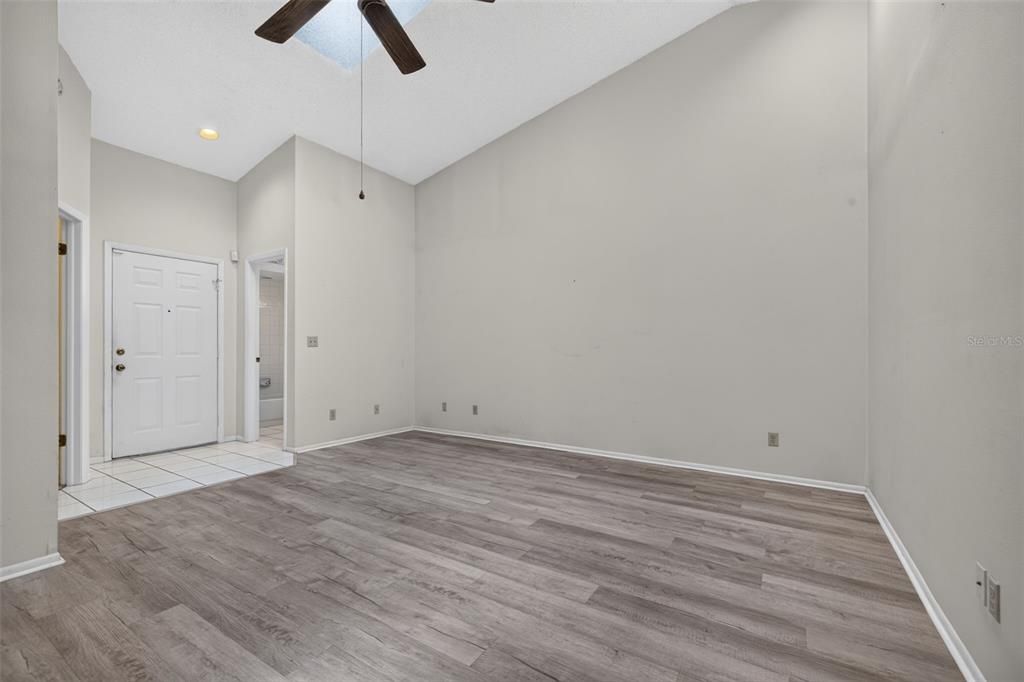 For Sale: $189,000 (2 beds, 2 baths, 998 Square Feet)