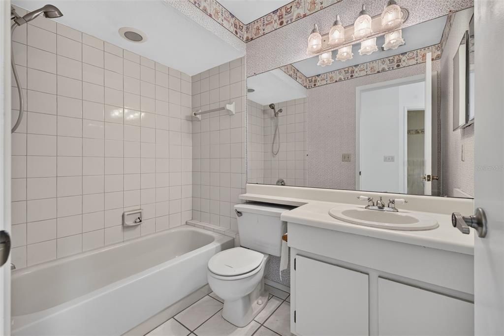 For Sale: $189,000 (2 beds, 2 baths, 998 Square Feet)