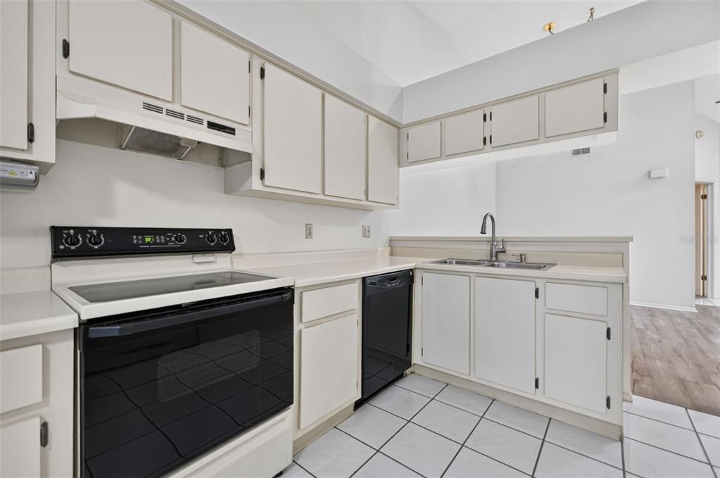 For Sale: $189,000 (2 beds, 2 baths, 998 Square Feet)