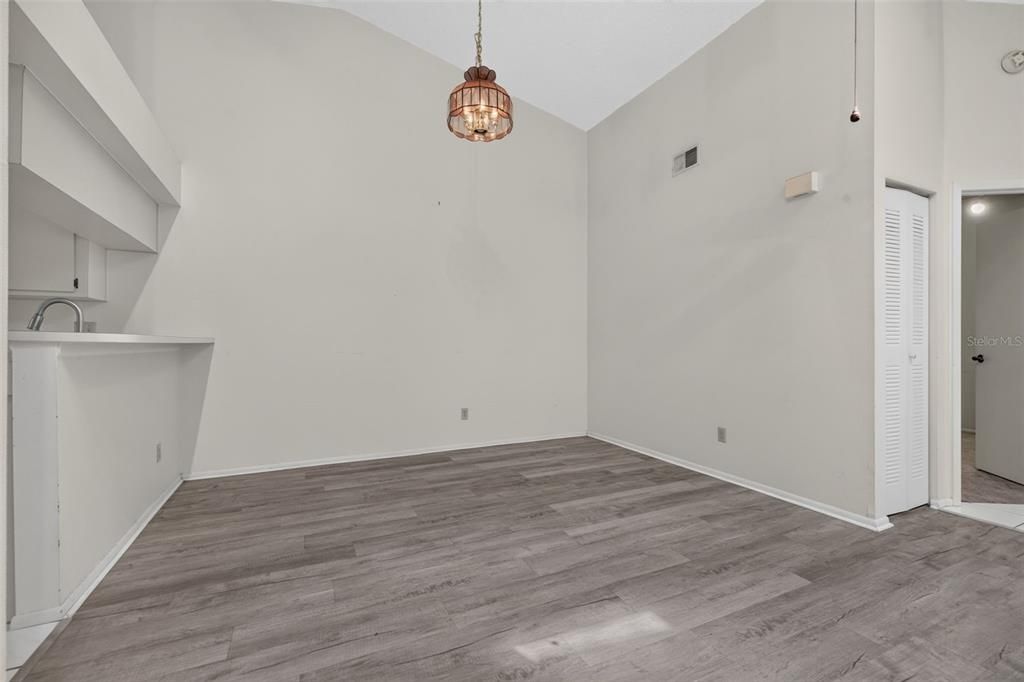 For Sale: $189,000 (2 beds, 2 baths, 998 Square Feet)