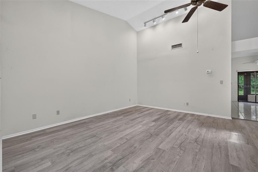 For Sale: $189,000 (2 beds, 2 baths, 998 Square Feet)