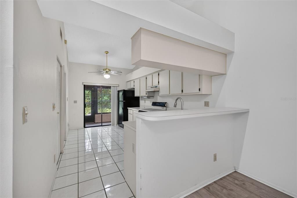 For Sale: $189,000 (2 beds, 2 baths, 998 Square Feet)