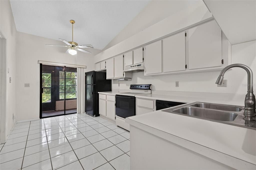 For Sale: $189,000 (2 beds, 2 baths, 998 Square Feet)