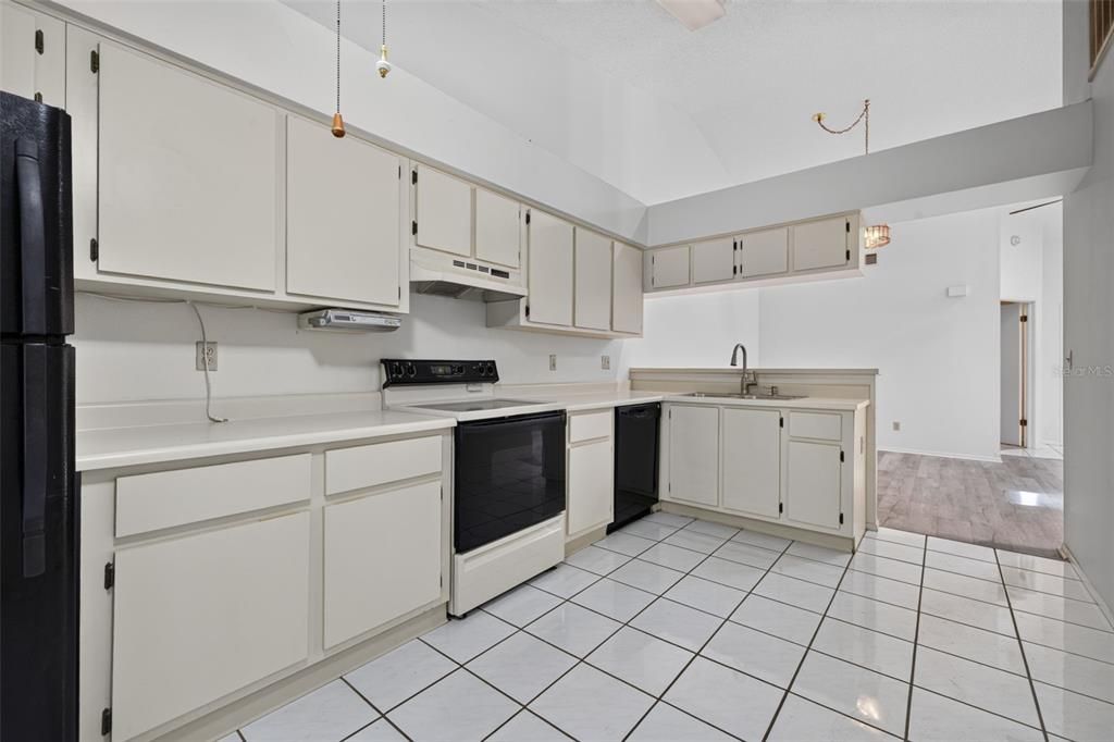 For Sale: $189,000 (2 beds, 2 baths, 998 Square Feet)