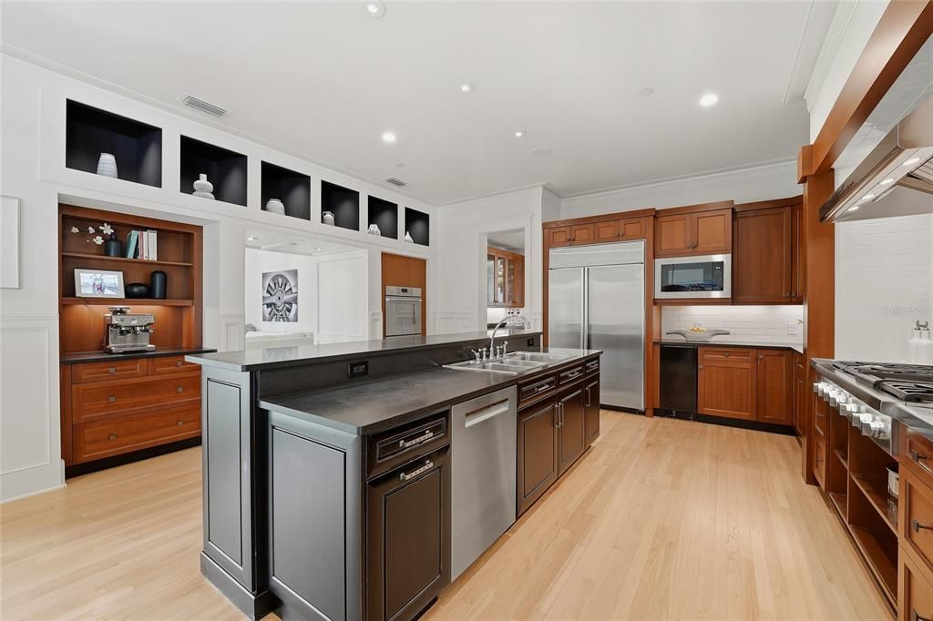 Active With Contract: $3,799,000 (6 beds, 6 baths, 6220 Square Feet)