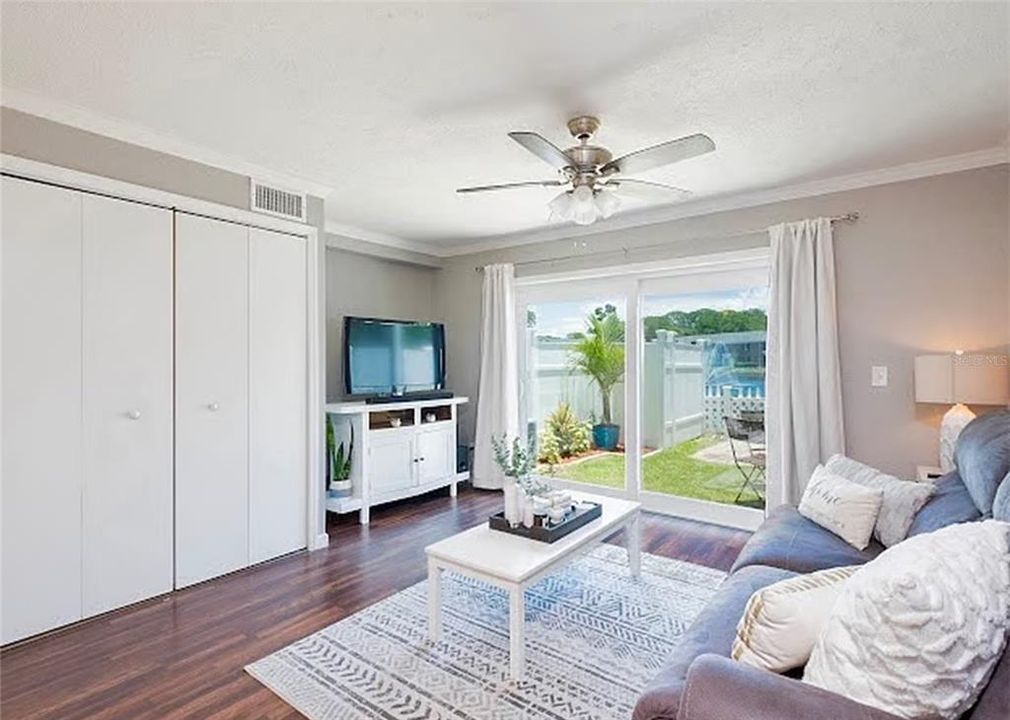 For Sale: $190,000 (2 beds, 1 baths, 928 Square Feet)