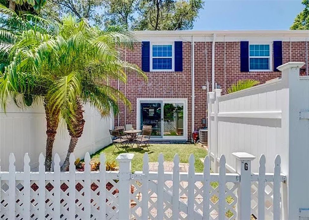 For Sale: $190,000 (2 beds, 1 baths, 928 Square Feet)