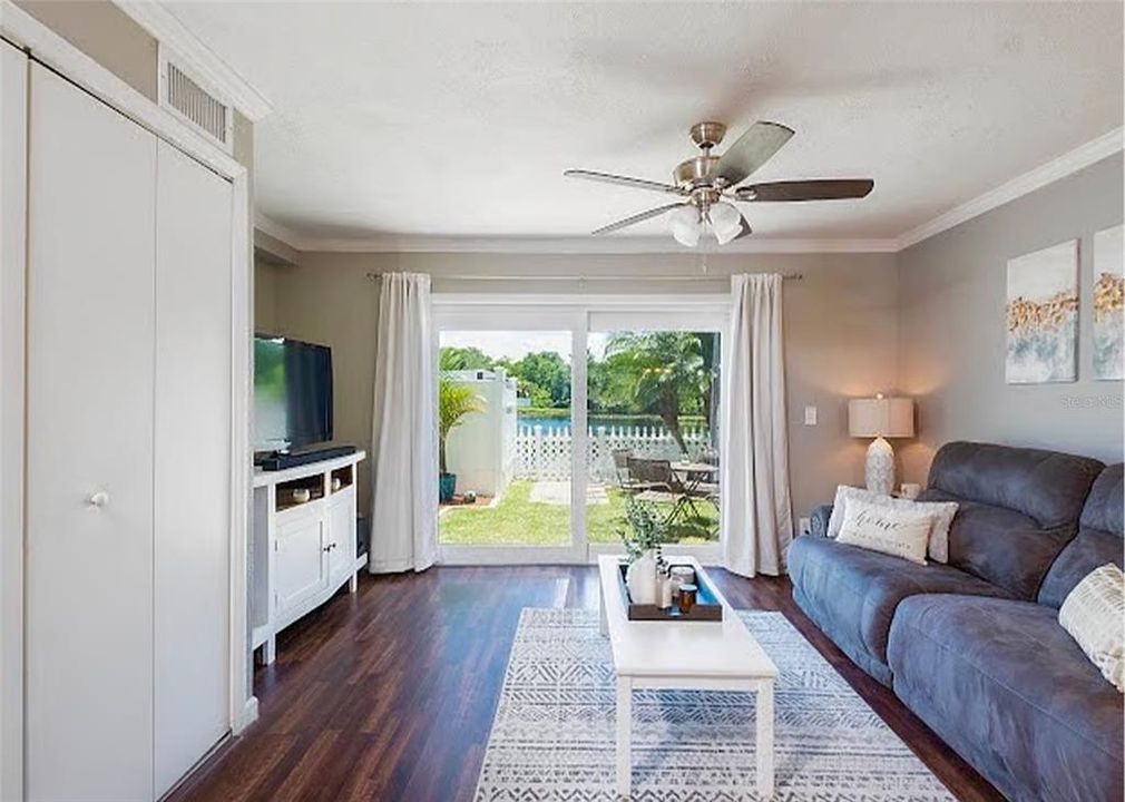 For Sale: $190,000 (2 beds, 1 baths, 928 Square Feet)
