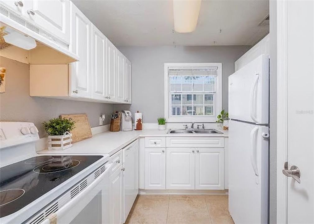 For Sale: $190,000 (2 beds, 1 baths, 928 Square Feet)