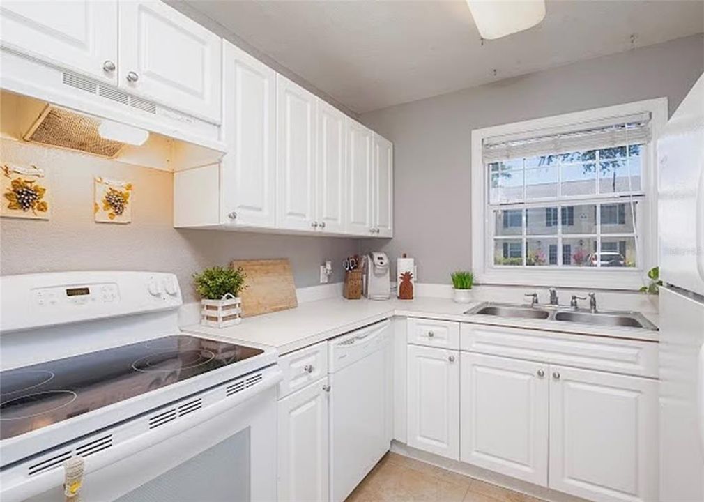 For Sale: $190,000 (2 beds, 1 baths, 928 Square Feet)