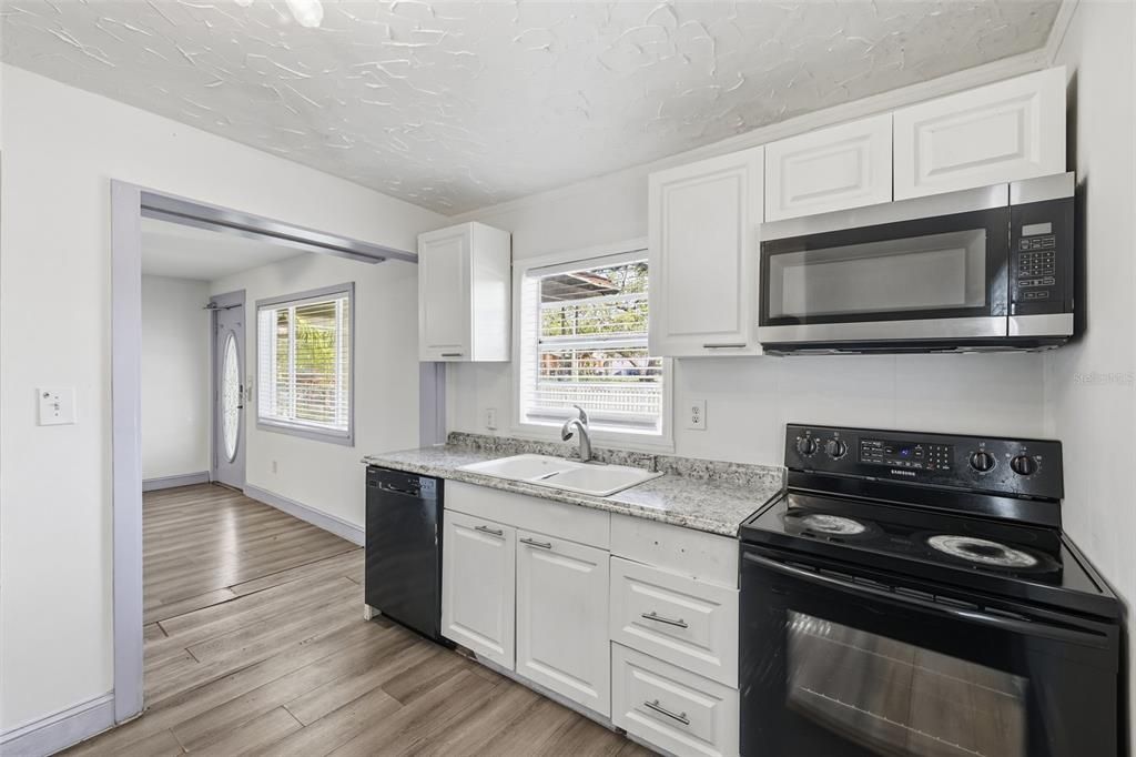 For Rent: $2,500 (3 beds, 2 baths, 1576 Square Feet)