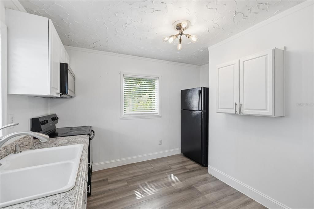 For Rent: $2,500 (3 beds, 2 baths, 1576 Square Feet)