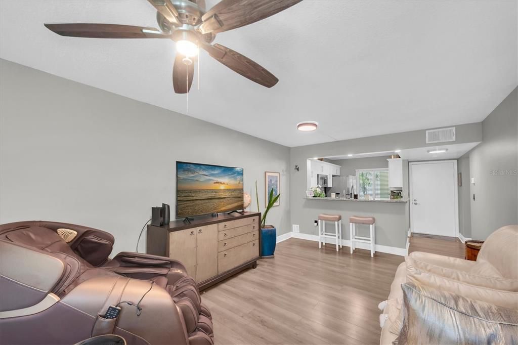 For Sale: $124,900 (1 beds, 1 baths, 682 Square Feet)