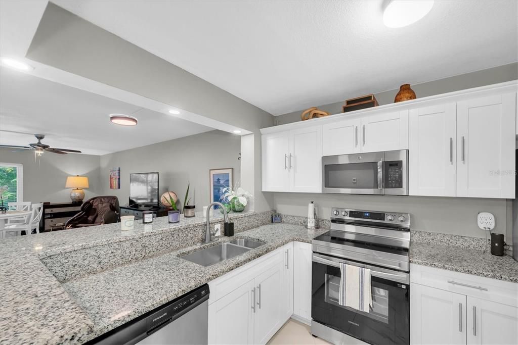 For Sale: $124,900 (1 beds, 1 baths, 682 Square Feet)
