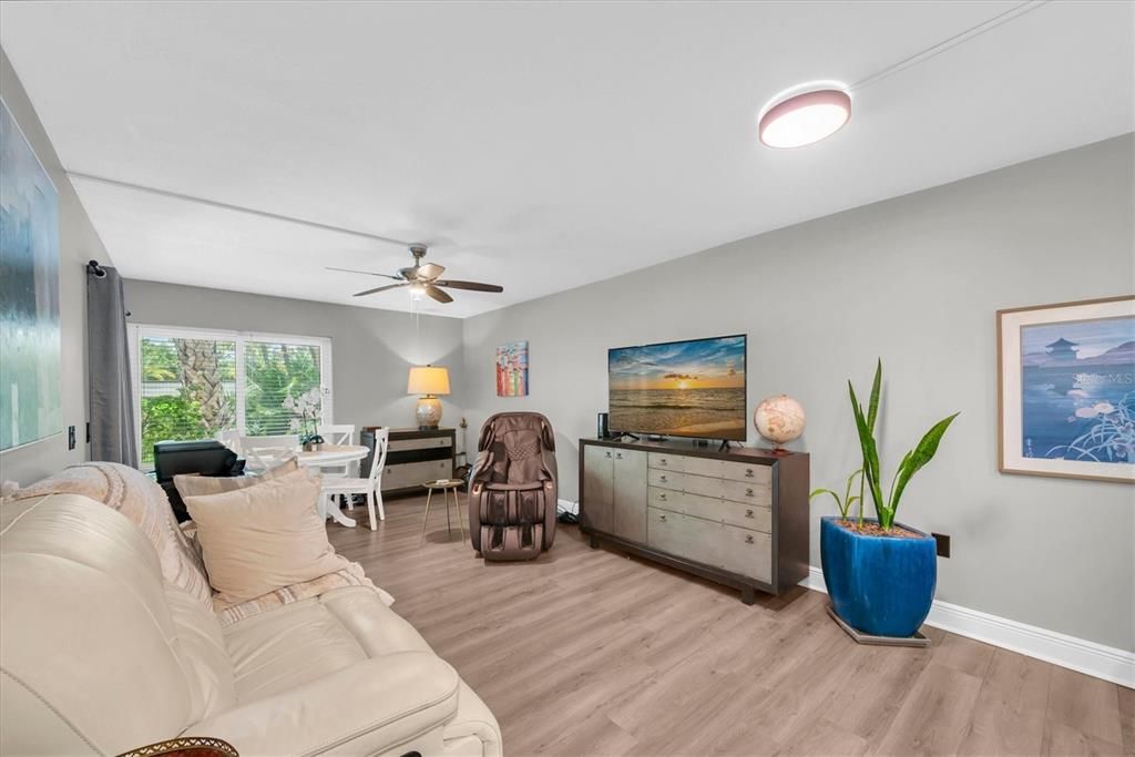 For Sale: $124,900 (1 beds, 1 baths, 682 Square Feet)