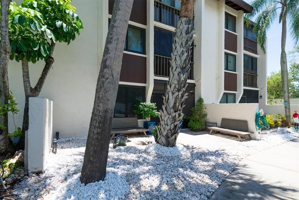 For Sale: $124,900 (1 beds, 1 baths, 682 Square Feet)