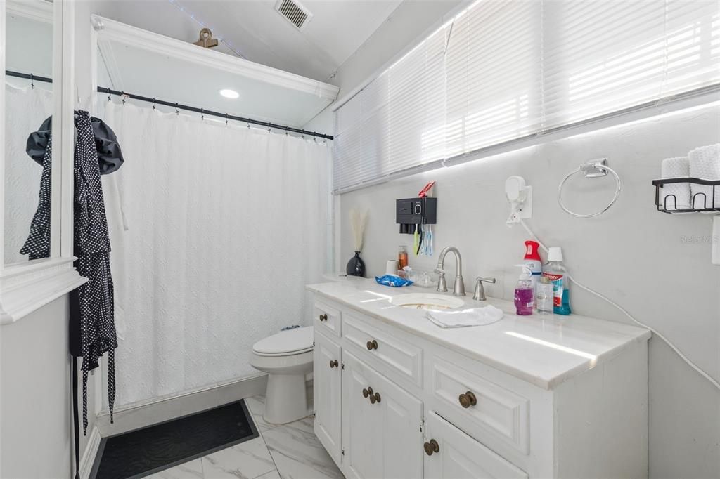 For Rent: $2,200 (2 beds, 1 baths, 1000 Square Feet)
