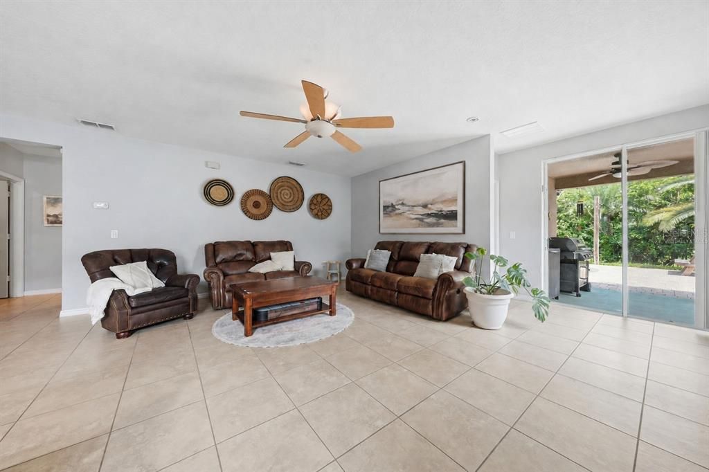 En Venta: $379,900 (3 camas, 2 baños, 1706 Pies cuadrados)