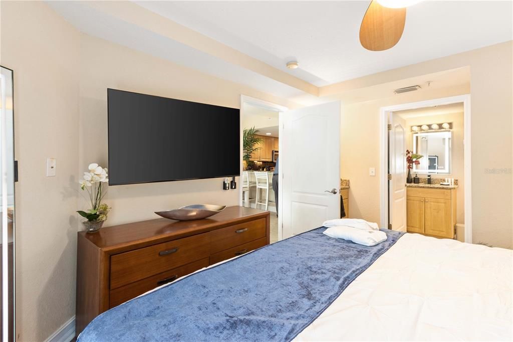 For Rent: $3,900 (2 beds, 2 baths, 914 Square Feet)