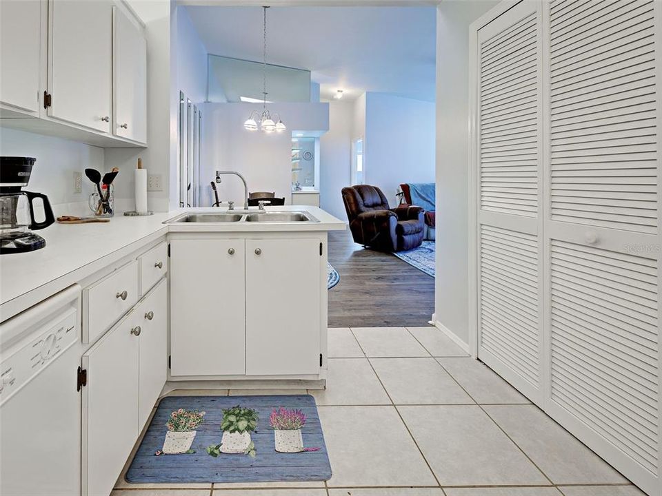For Sale: $152,000 (2 beds, 2 baths, 1070 Square Feet)