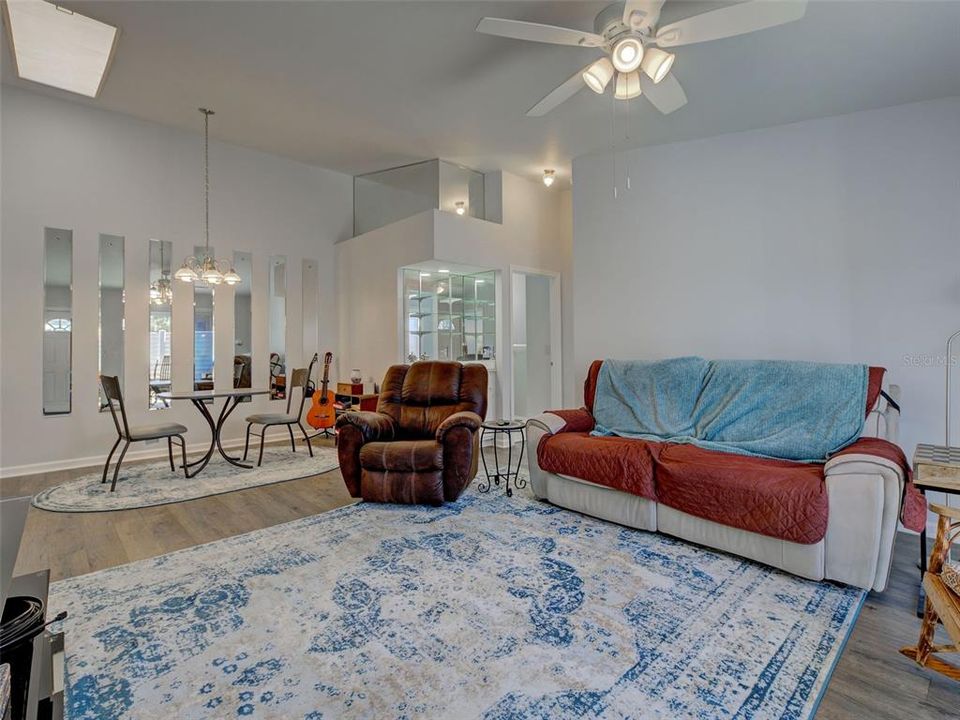 For Sale: $152,000 (2 beds, 2 baths, 1070 Square Feet)