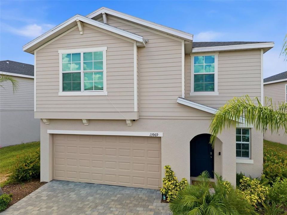 For Sale: $433,300 (5 beds, 2 baths, 2214 Square Feet)
