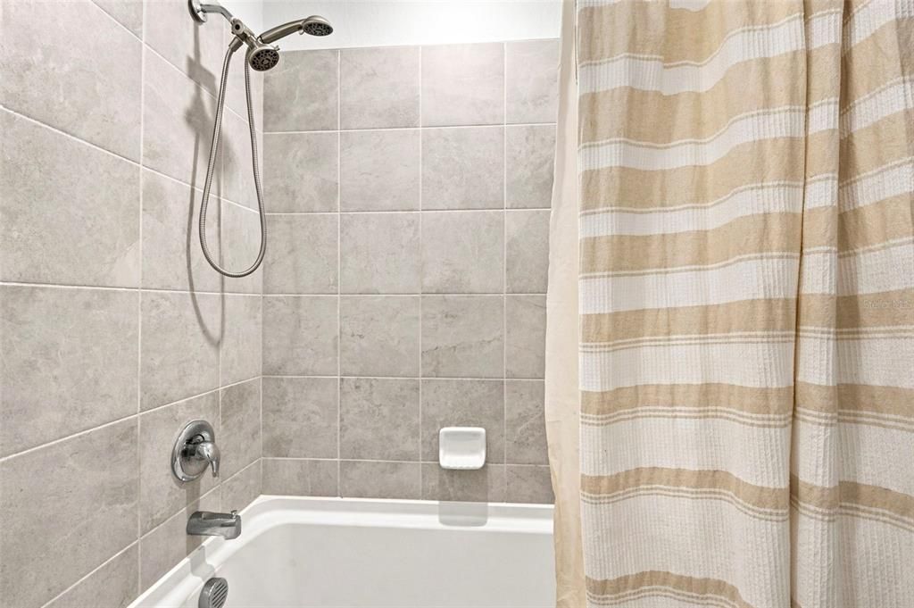 For Sale: $433,300 (5 beds, 2 baths, 2214 Square Feet)