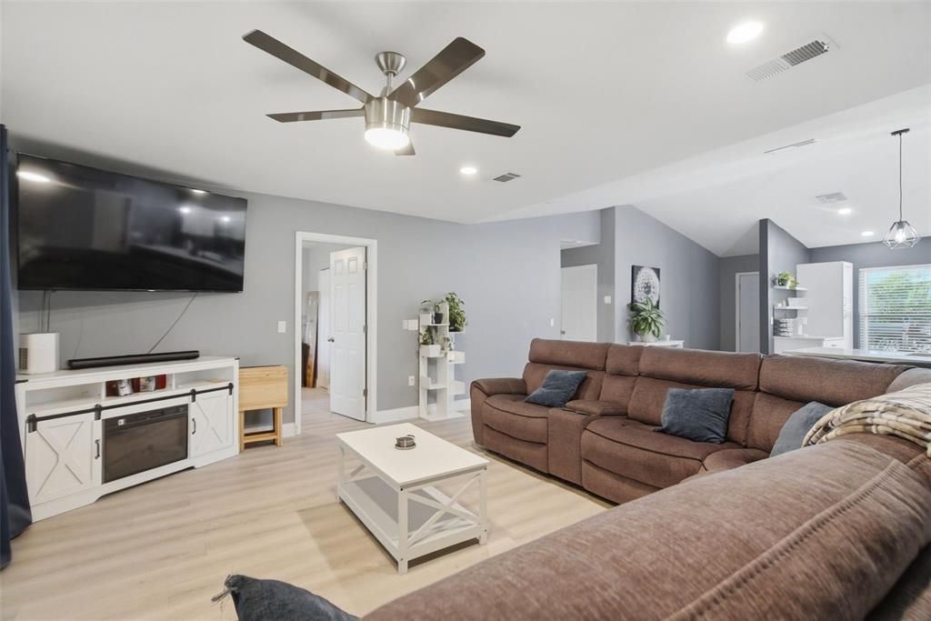 For Sale: $359,000 (3 beds, 2 baths, 1461 Square Feet)