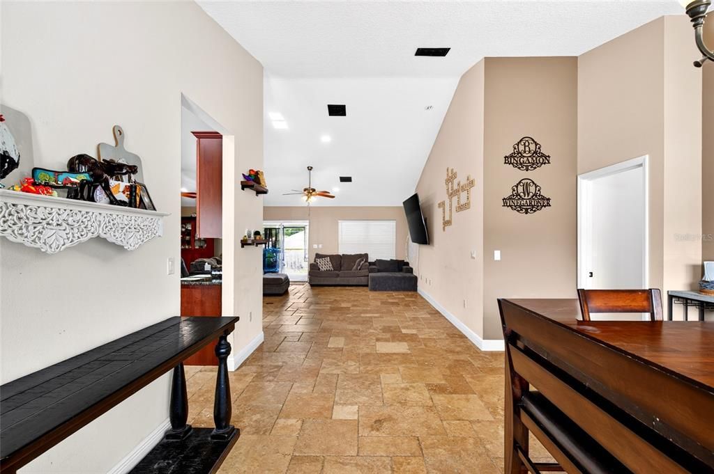En Venta: $440,000 (4 camas, 3 baños, 2565 Pies cuadrados)
