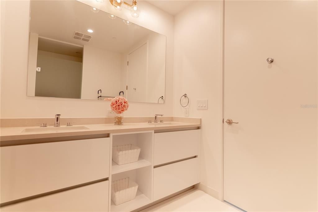 В аренду: $8,000 (2 спален, 2 ванн, 1250 Квадратных фут)