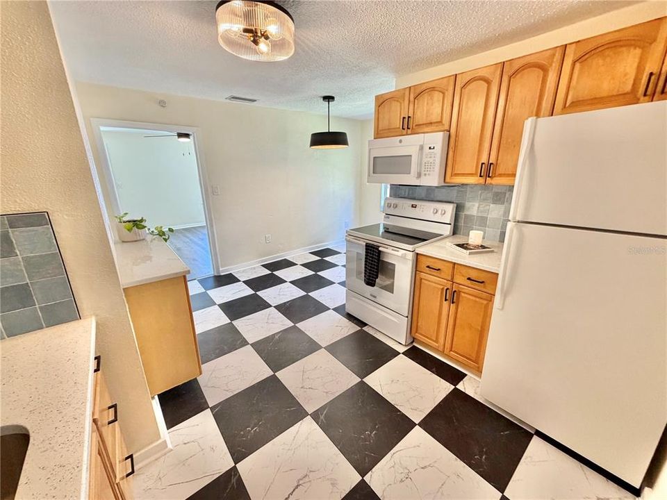 For Sale: $279,900 (2 beds, 1 baths, 756 Square Feet)