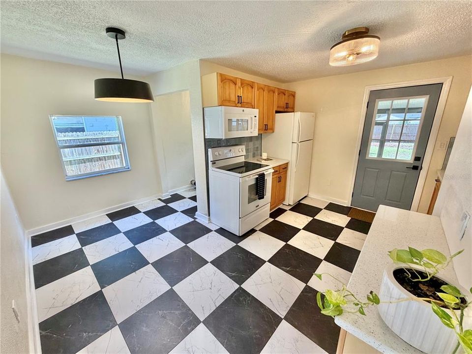 For Sale: $279,900 (2 beds, 1 baths, 756 Square Feet)