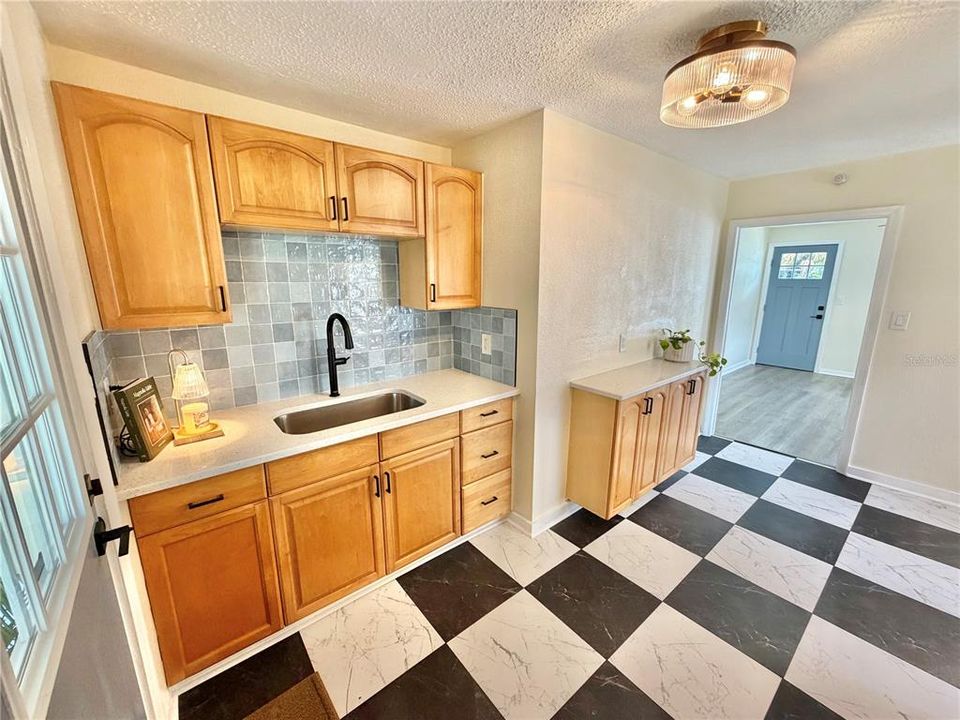 For Sale: $279,900 (2 beds, 1 baths, 756 Square Feet)