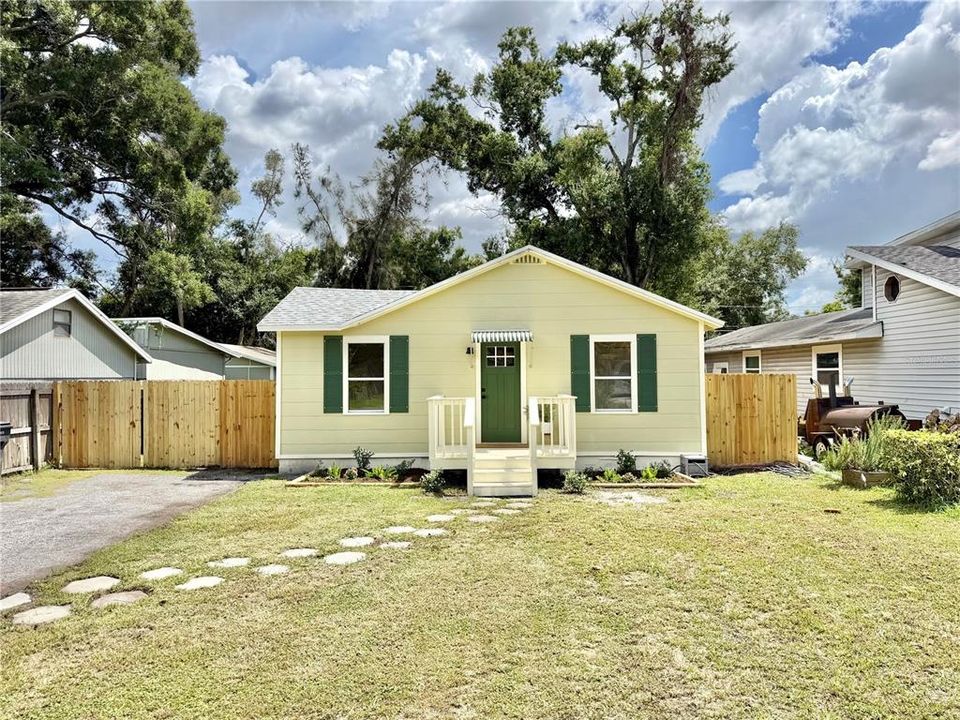For Sale: $279,900 (2 beds, 1 baths, 756 Square Feet)