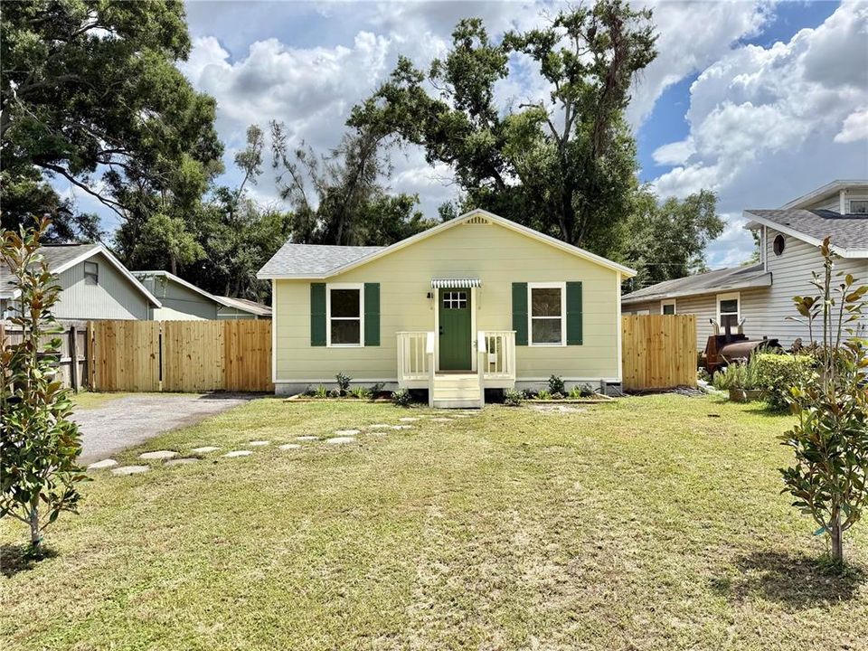 For Sale: $279,900 (2 beds, 1 baths, 756 Square Feet)