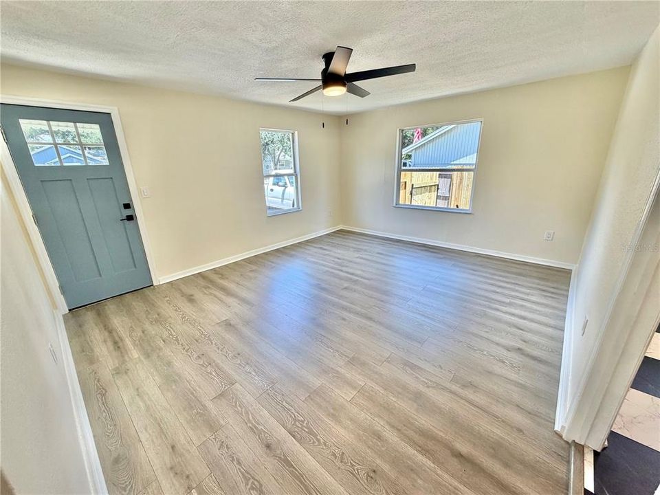 For Sale: $279,900 (2 beds, 1 baths, 756 Square Feet)