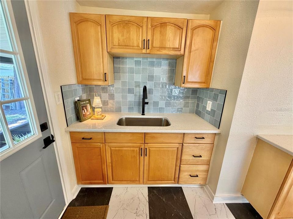 For Sale: $279,900 (2 beds, 1 baths, 756 Square Feet)